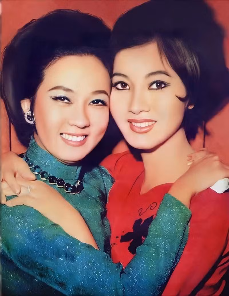 Thanh Nga (áo xanh) và Thẩm Thúy Hằng, hai trong "Tứ đại mỹ nhân" trước 1975
