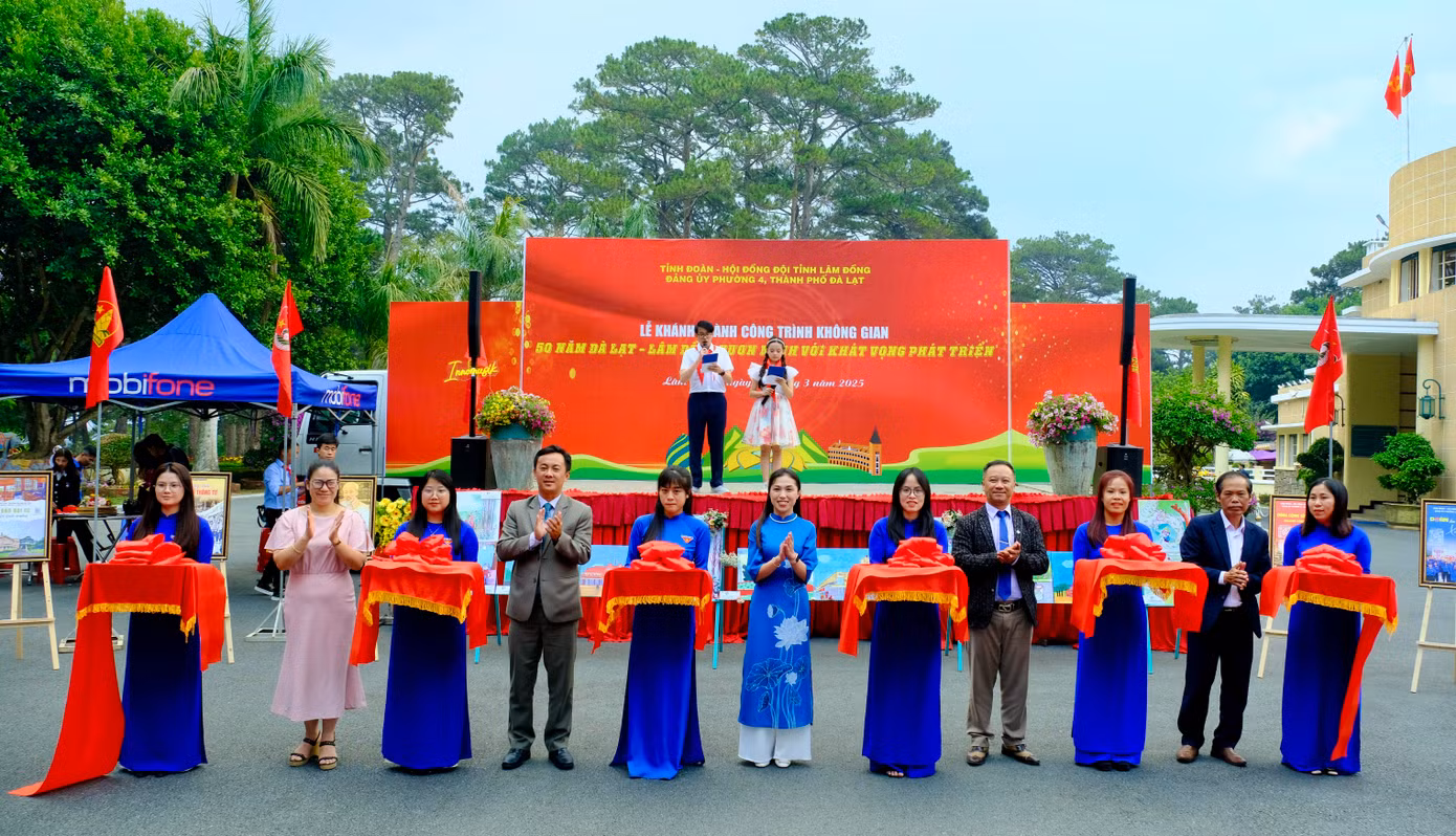 Đại biểu cắt băng khánh thành công trình không gian tại Dinh 3 (TP Đà Lạt).