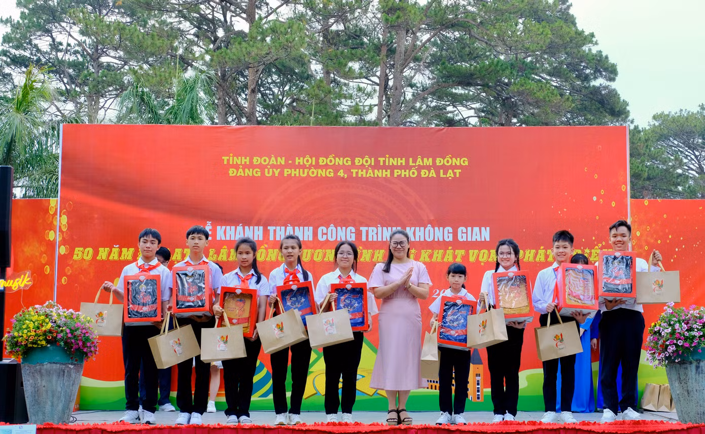 Ban Tổ chức trao tặng 84 ba lô cho 84 đại biểu thiếu nhi được tuyên dương Cháu ngoan Bác Hồ cấp tỉnh.