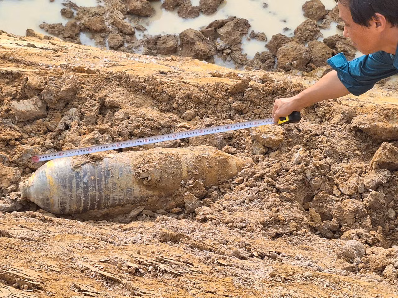 Vật thể nghi bom dài 0,8m.