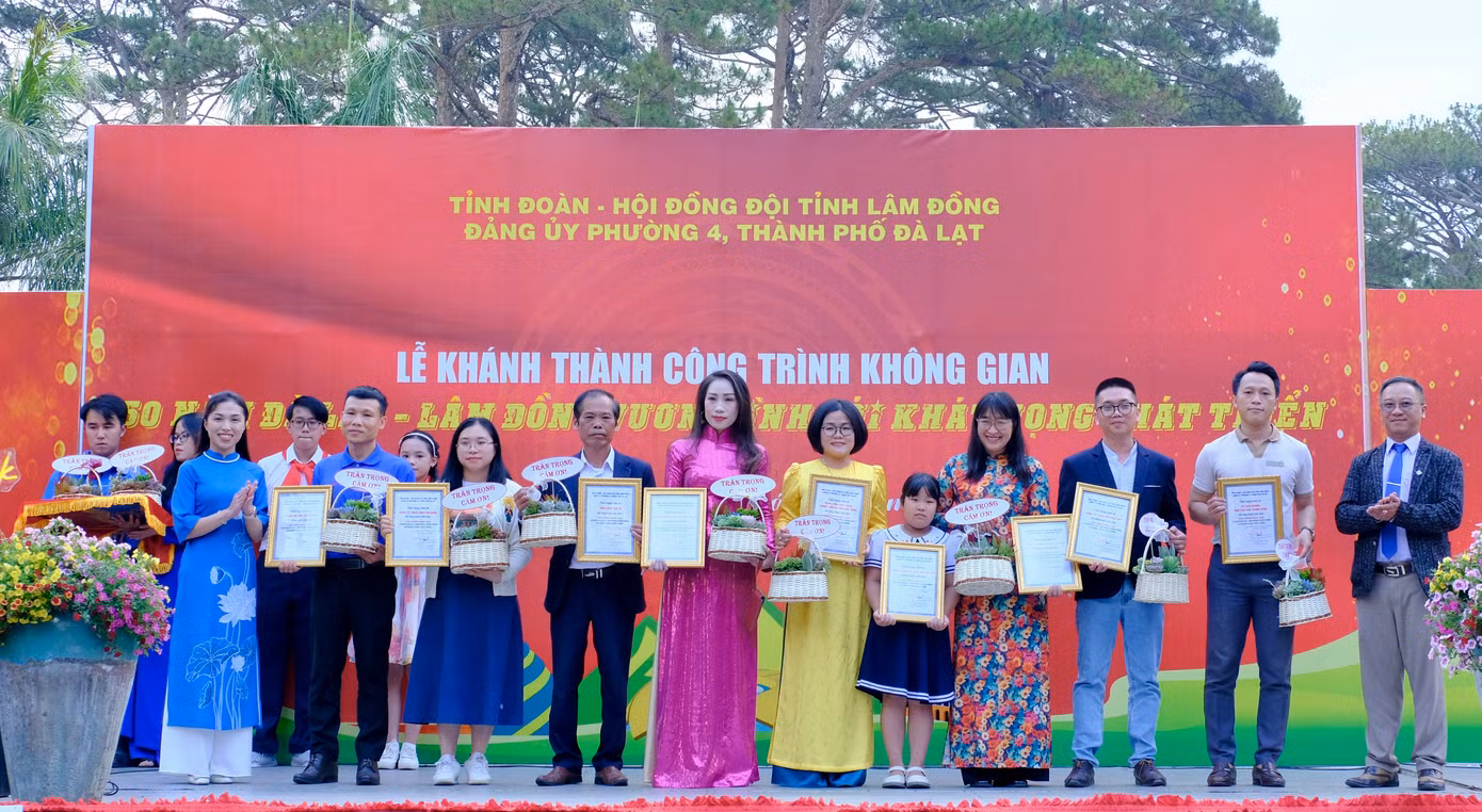 Chủ tịch Hội đồng Đội tỉnh Lâm Đồng trao tặng bằng chứng nhận cảm ơn các nhà tài trợ.