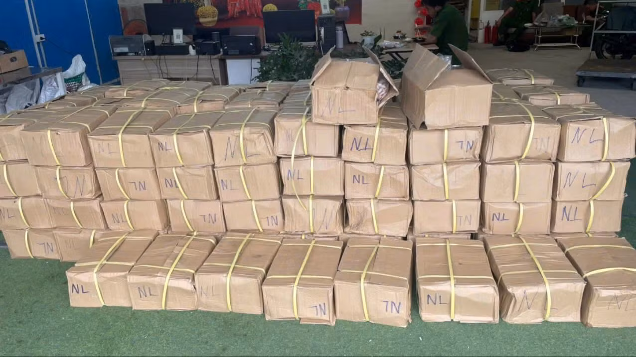 Hàng chục thùng hàng không có nhãn mác, không rõ nguồn gốc xuất xứ.