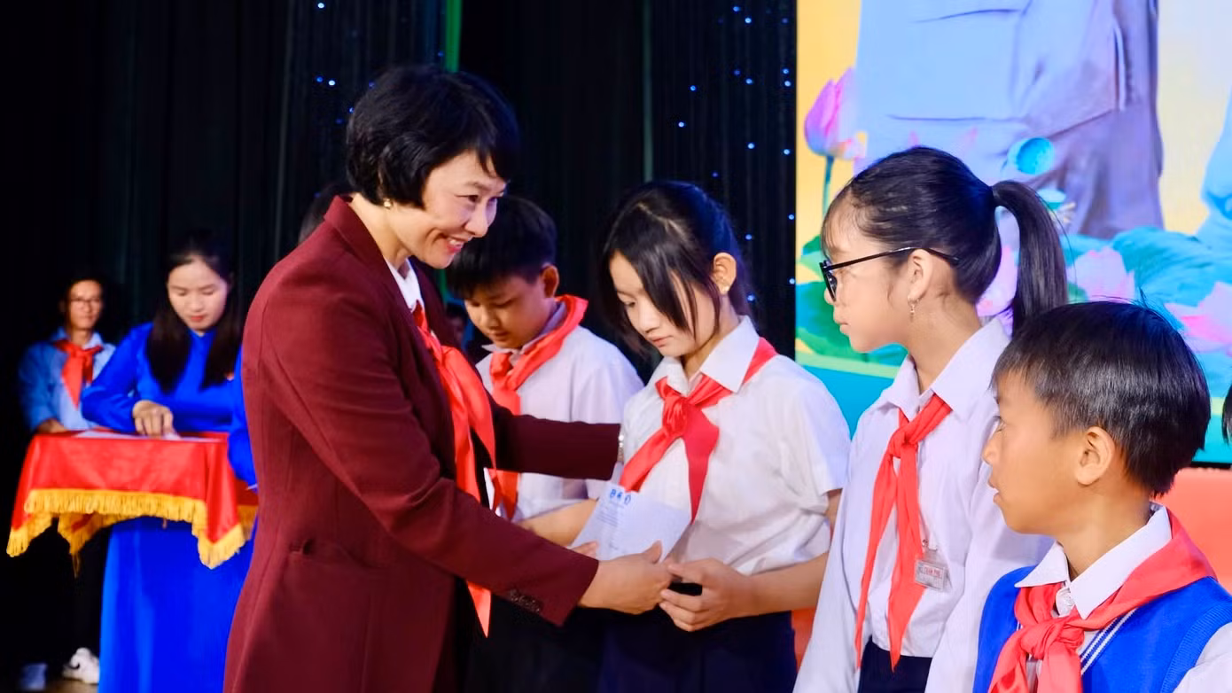 Ban Tổ chức trao tặng phần quà, học bổng cho các em học sinh vượt khó học tốt.