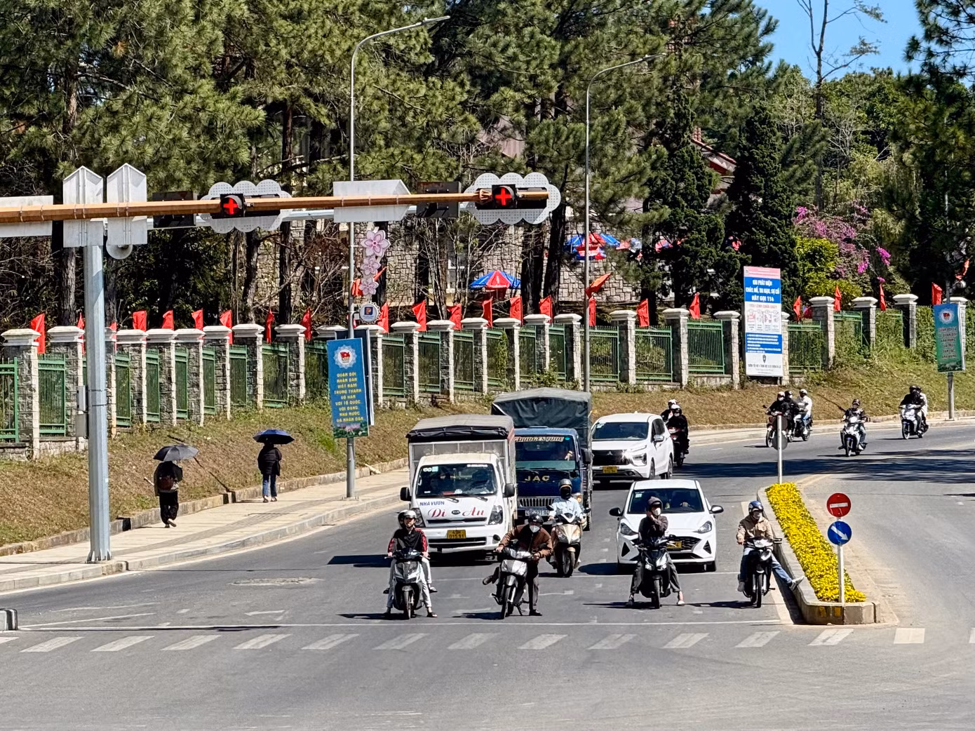 Tại TP Đà Lạt (Lâm Đồng), sau khi áp dụng Nghị định 168 với mức xử phạt vi phạm giao thông mới, nhiều giao lộ trên địa bàn đã giảm bớt tình trạng xe máy, ô tô dừng lấn vạch và vượt đèn đỏ.