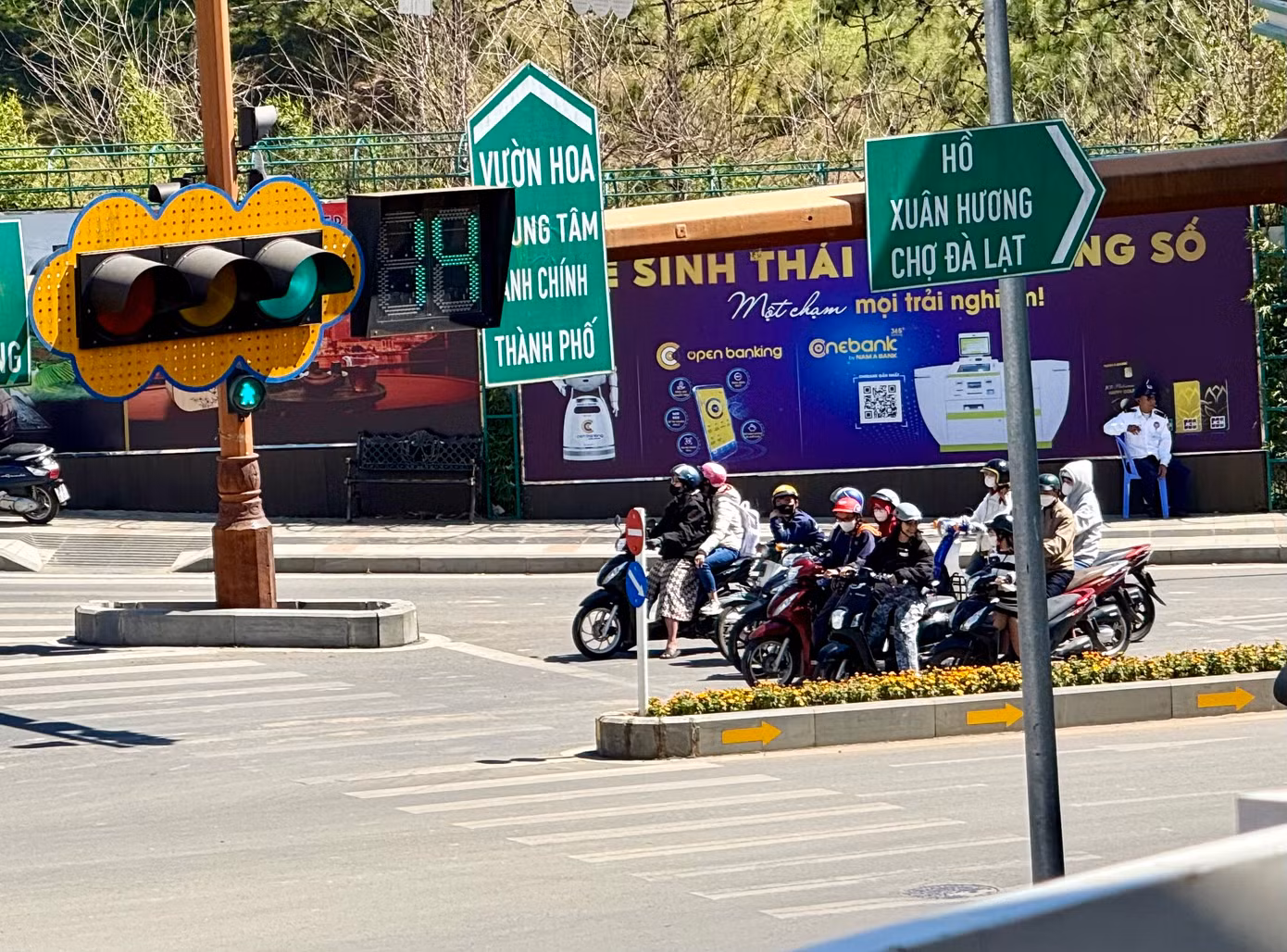 Theo lãnh đạo Công an TP Đà Lạt, sau 7 ngày (từ ngày 1-7/1/2025) triển khai các quy định của Luật Trật tự, an toàn giao thông đường bộ và các nghị định liên quan (Nghị định 168), ý thức của người dân, du khách dần đi vào kỷ cương, chấp hành tốt hơn các quy định khi tham gia giao thông.