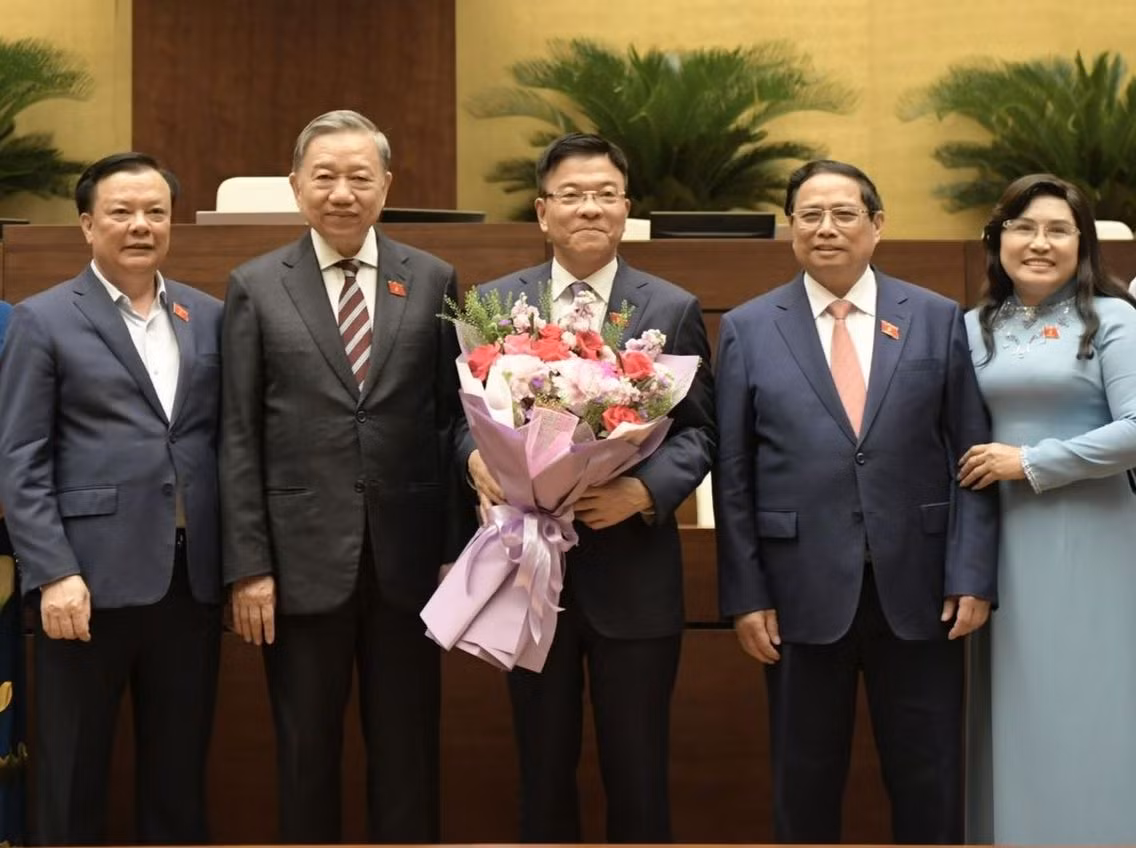 Chủ tịch nước Tô Lâm, Thủ tướng Phạm Minh Chính tặng hoa chúc mừng tân Phó Thủ tướng Lê Thành Long. Ảnh: Như Ý.