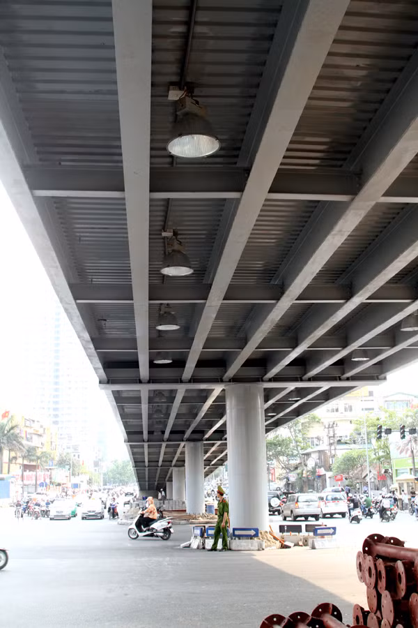Cầu cao 4,75m. Trên những đoạn đường giao cắt có hệ thống đèn chiếu sáng lắp đặt dưới gầm cầu