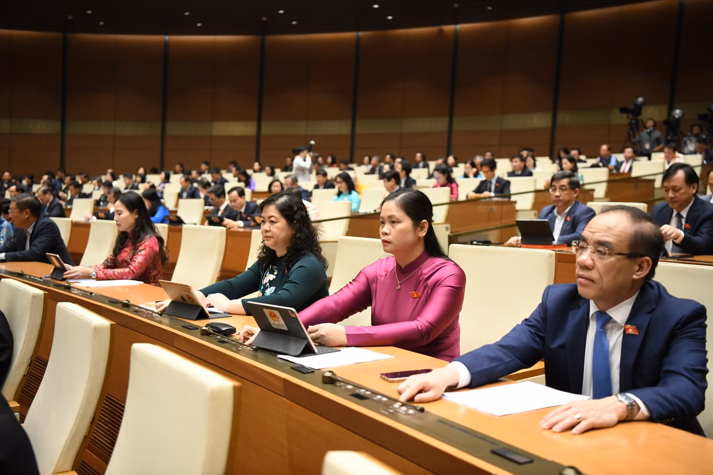 Quốc hội biểu quyết thông qua các nghị quyết sáng 29/11. Ảnh Như Ý