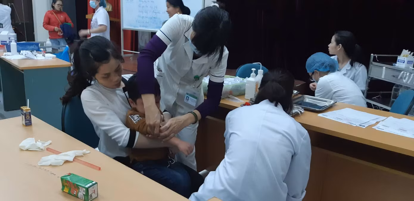 'Ăn thịt bẩn, gà thối': 400 trẻ Bắc Ninh về Hà Nội xét nghiệm bệnh ảnh 2