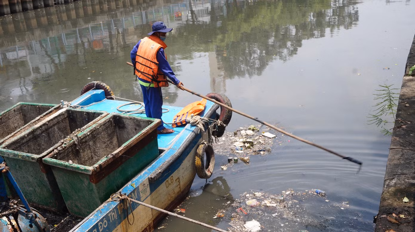 Trong hai ngày 3/4 và 4/4 đã vớt được hơn 7 tấn cá chết. Trong hôm nay 5/4, số cá chết vớt được ước khoảng 7 tấn nữa