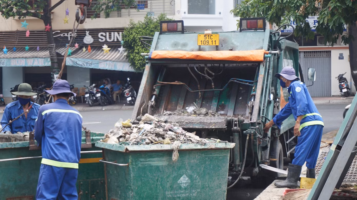 Xác cá vớt đưa lên bờ mang đi xử lý tránh gây ô nhiễm.