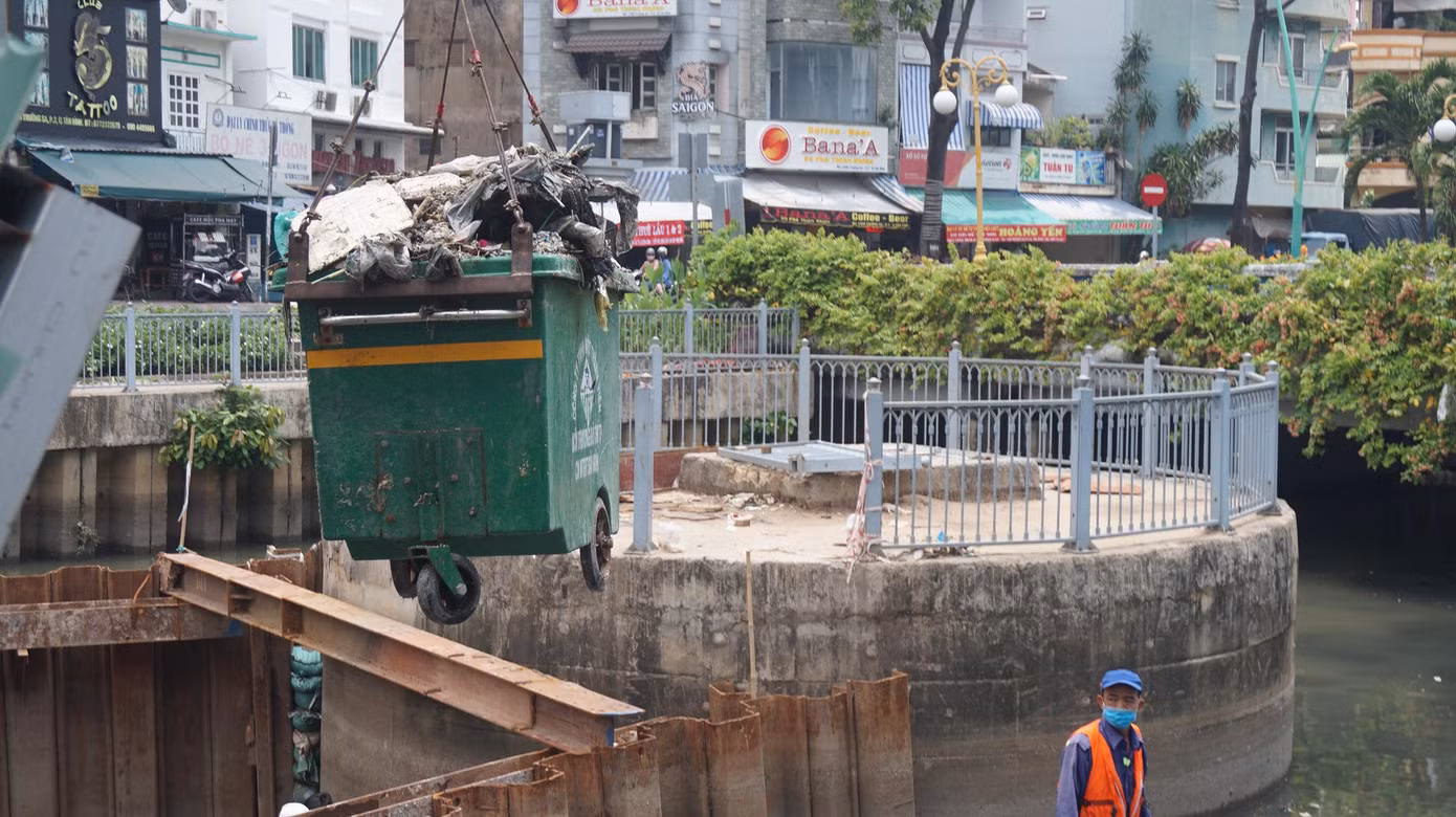 Trong các ngày 2/4 và 4/4 có hai cơn mưa, hàng tấn cá dưới kênh Nhiêu Lộc - Thị Nghè chết trắng.