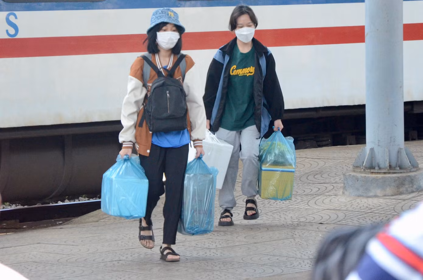 Trở lại sau chuỗi ngày nghỉ lễ, hàng trăm người dân lỉnh kỉnh xách đồ đạc ra cổng ga. Bạn Nguyễn Đình Nam (sinh viên ĐH Duy Tân, quê Quảng Bình) chia sẻ: "Trở lại trường để học tập sau kỳ nghỉ lễ, gia đình chuẩn bị cho em nhiều đồ quê mang đi ăn dần".