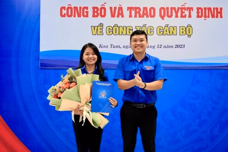 Tân Phó Bí thư Y Việt Sa nhận hoa và Quyết định tại buổi lễ