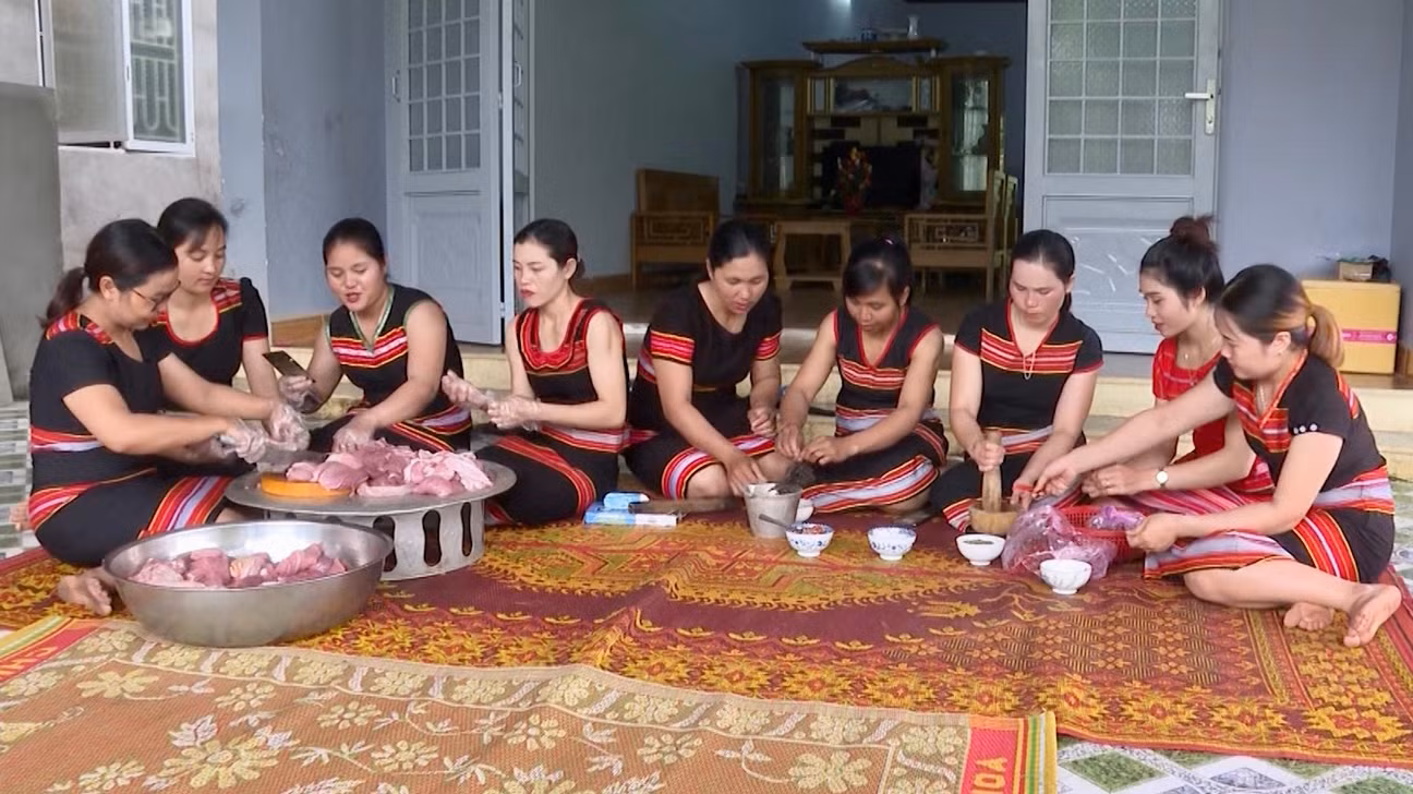 Các thành viên HTX Dục Nông (huyện Ngọc Hồi) làm sản phẩm thịt heo gác bếp