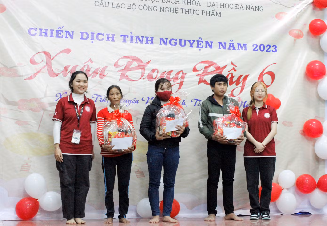 CLB tổ chức đêm giao lưu văn nghệ cùng Đoàn xã Tam Trà, trao 25 suất quà hỗ trợ cho các hộ nghèo, 5 suất quà cho các em học sinh có hoàn cảnh khó khăn.