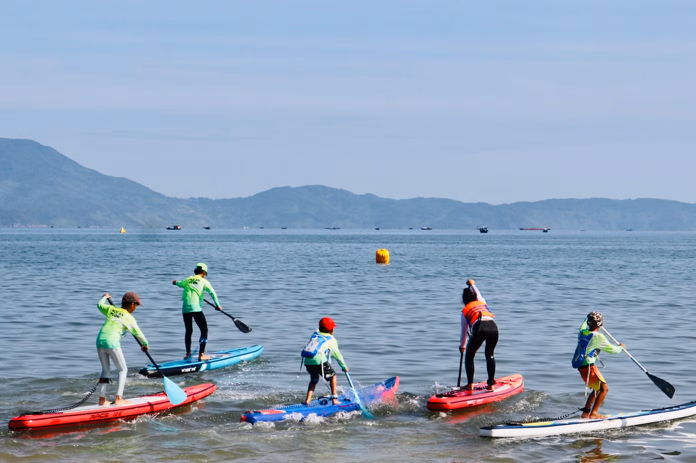 Các vận động viên tranh tài tại giải Sailing (đua thuyền buồm) thi đấu các nội dung: Loại thuyền Optimist (thi đấu nam, nữ), thuyền Laser, thuyền 470; Giải Sup (Ván chèo đứng) thi đấu các nội dung nam, nữ ở cự ly 200 m, 1.000 m, 1.500 m, 2.000 m và 6.000 m.
