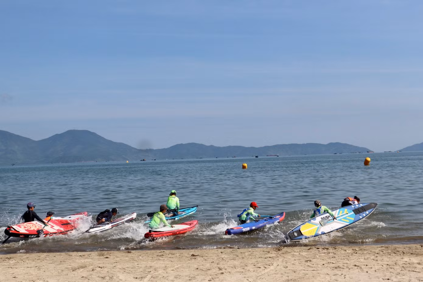 Các vận động viên tranh tài tại giải Sailing (đua thuyền buồm) thi đấu các nội dung: Loại thuyền Optimist (thi đấu nam, nữ), thuyền Laser, thuyền 470; Giải Sup (Ván chèo đứng) thi đấu các nội dung nam, nữ ở cự ly 200 m, 1.000 m, 1.500 m, 2.000 m và 6.000 m.