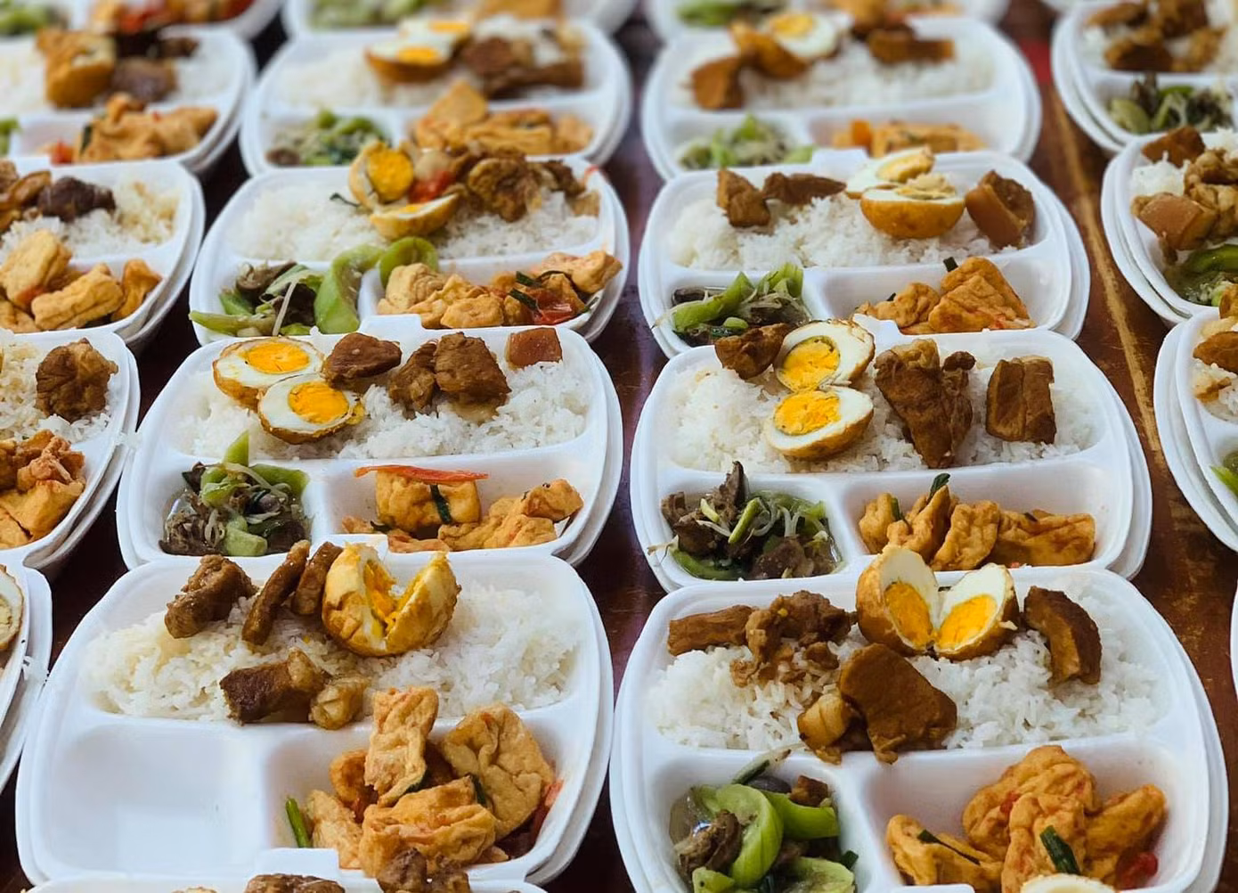 Những suất ăn ngon được các tình nguyện viên chu cháo chuẩn bị để trao đến tay thí sinh và người nhà thí sinh.