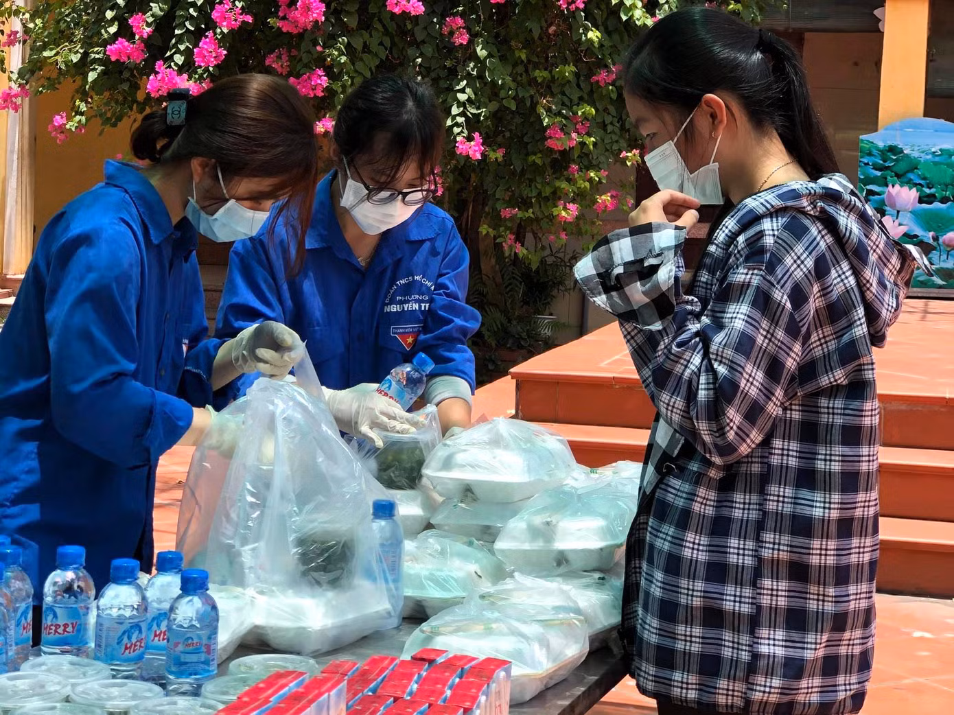 Mô hình cung cấp các suất ăn miễn phí vào buổi trưa ngày 15 và 16/6 cho các thí sinh và người nhà thí sinh không ở trên địa bàn thành phố, dự thi tại điểm thi trường THPT chuyên Nguyễn Trãi.