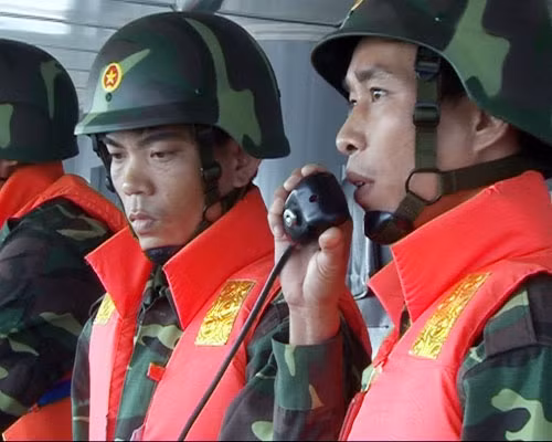 Thượng úy Phạm Duy Hiếu, Thuyền trưởng cùng Trung úy Phạm Văn Chung, Chính trị viên Tàu 51-11-86 nhanh chóng hội ý xử trí tình huống đánh trả máy bay địch