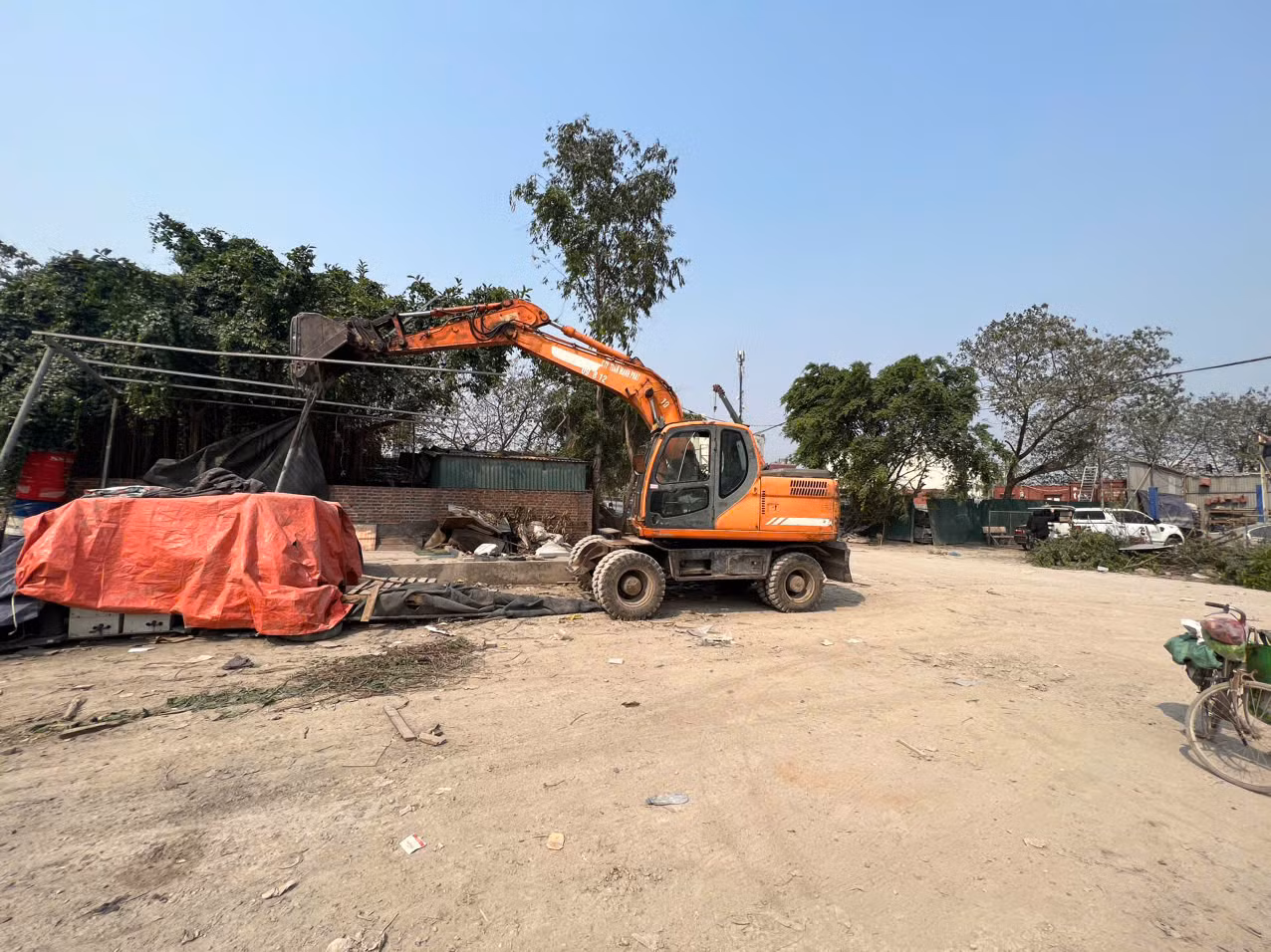 Trong đó, các công trình là lều lán, nhà tạm đã được tháo dỡ khoảng 90%, container được di dời. Đối với các bãi tập kết sắt vụn, tập kết vật liệu xây dựng do khối lượng lớn đã được các chủ cơ sở ký cam kết di dời toàn bộ khỏi khu đất trước ngày 10/4/2025.