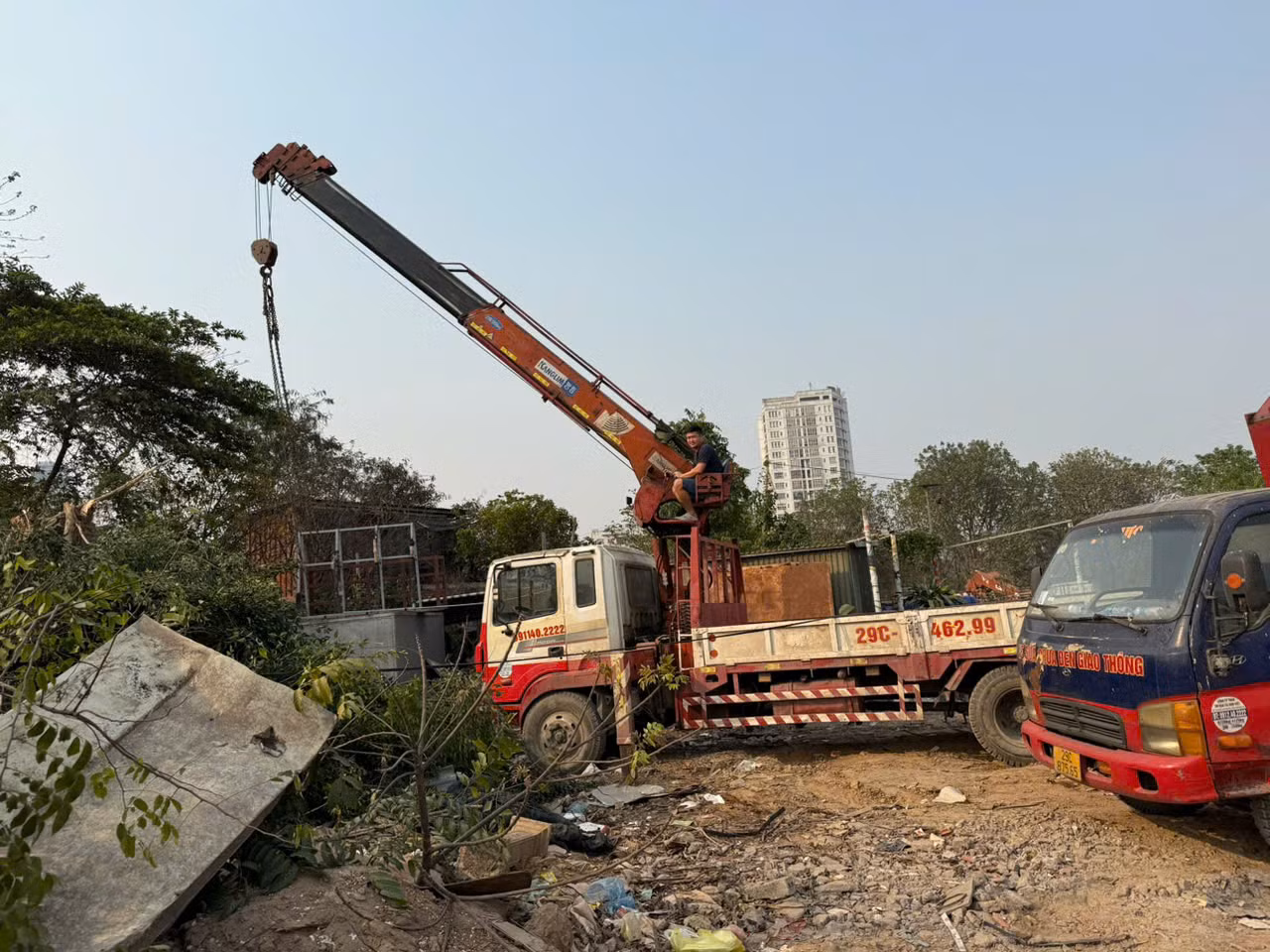 Lực lượng chức năng địa phương đã thiết lập hồ sơ xử lý theo quy định; đồng thời, yêu cầu các đối tượng vi phạm chấm dứt các hành vi vi phạm.