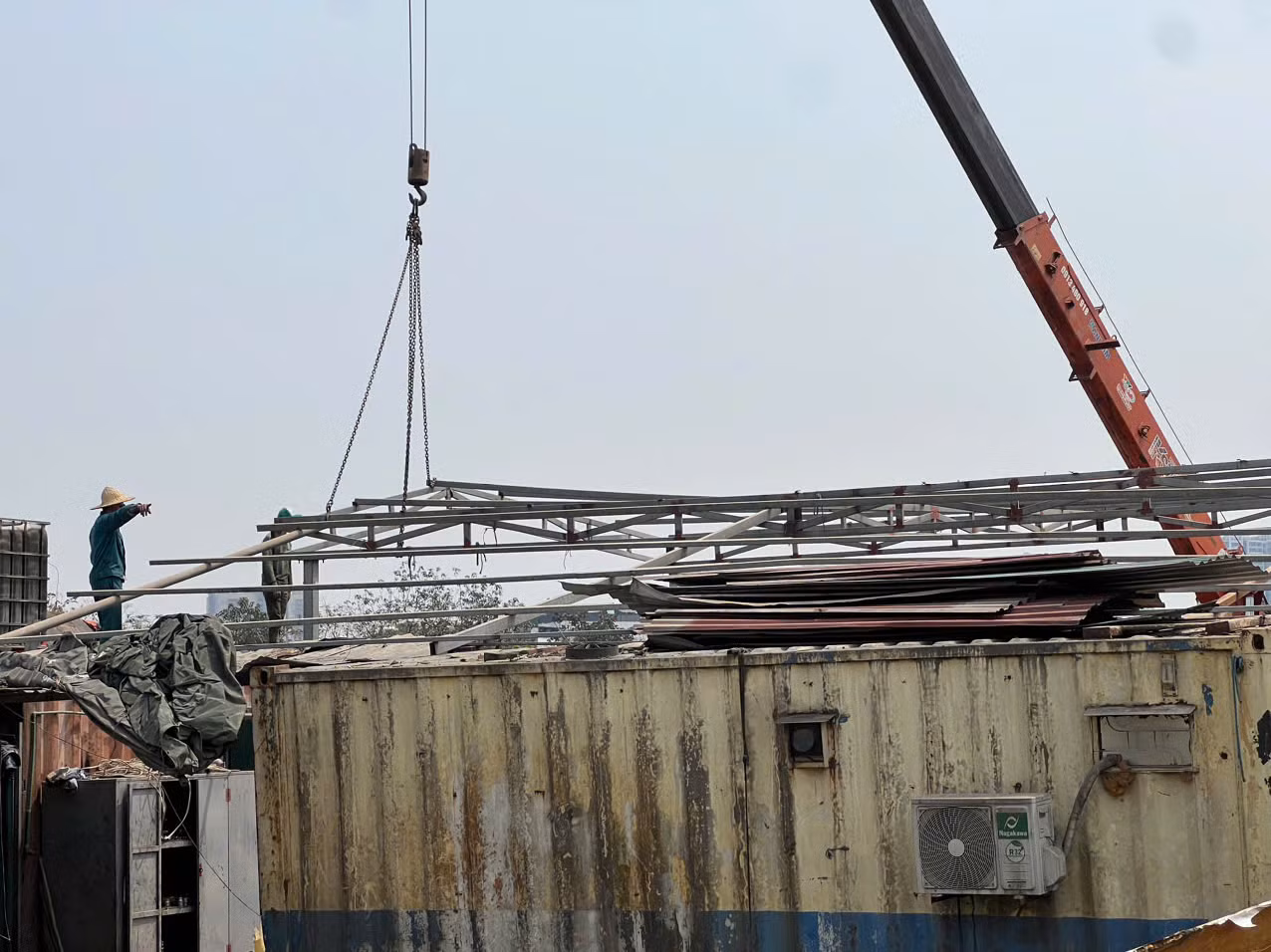 Quận kiên quyết không để xảy ra tình trạng tranh thủ, lợi dụng thời điểm sắp xếp bộ máy chính trị để thực hiện các hành vi lấn chiếm đất công, sử dụng đất sai mục đích, xây dựng công trình không phép, sai phép…