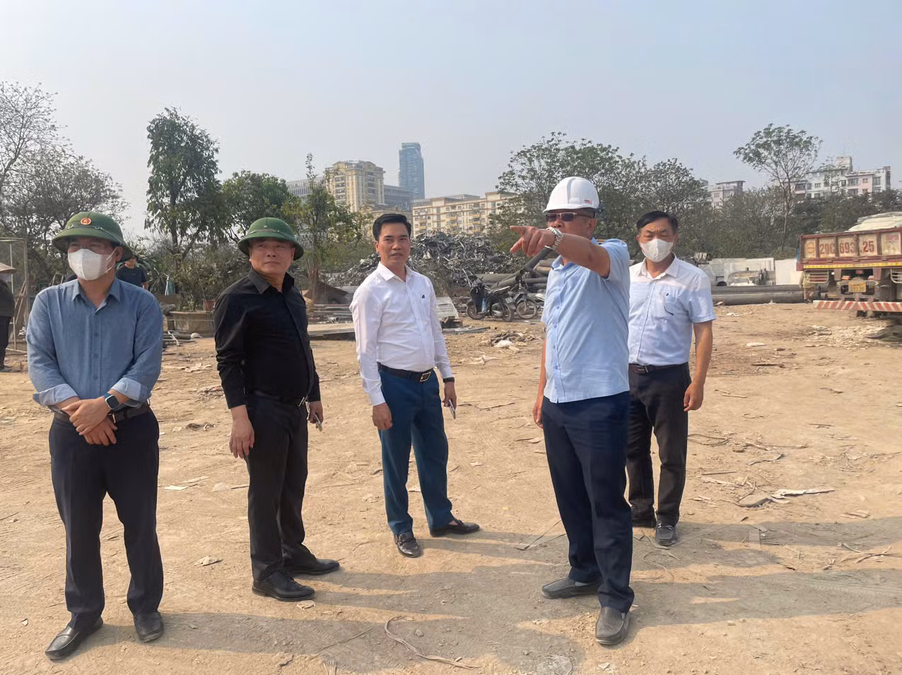 Lực lượng chức năng có mặt tại khu đất để vận động, tuyên truyền các hộ dân tự tháo dỡ công trình.