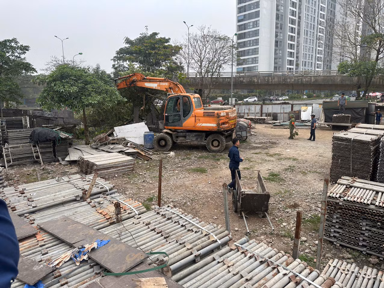 Tuy nhiên, do nhu cầu của người dân có đất nông nghiệp cần lối đi vào các thửa đất để canh tác dẫn đến tình trạng tự ý phá dỡ rào tôn. Từ đó, một số đối tượng đã lợi dụng để đặt container, dựng công trình nhà tạm, tập kết các loại xe, sắt vụn...
