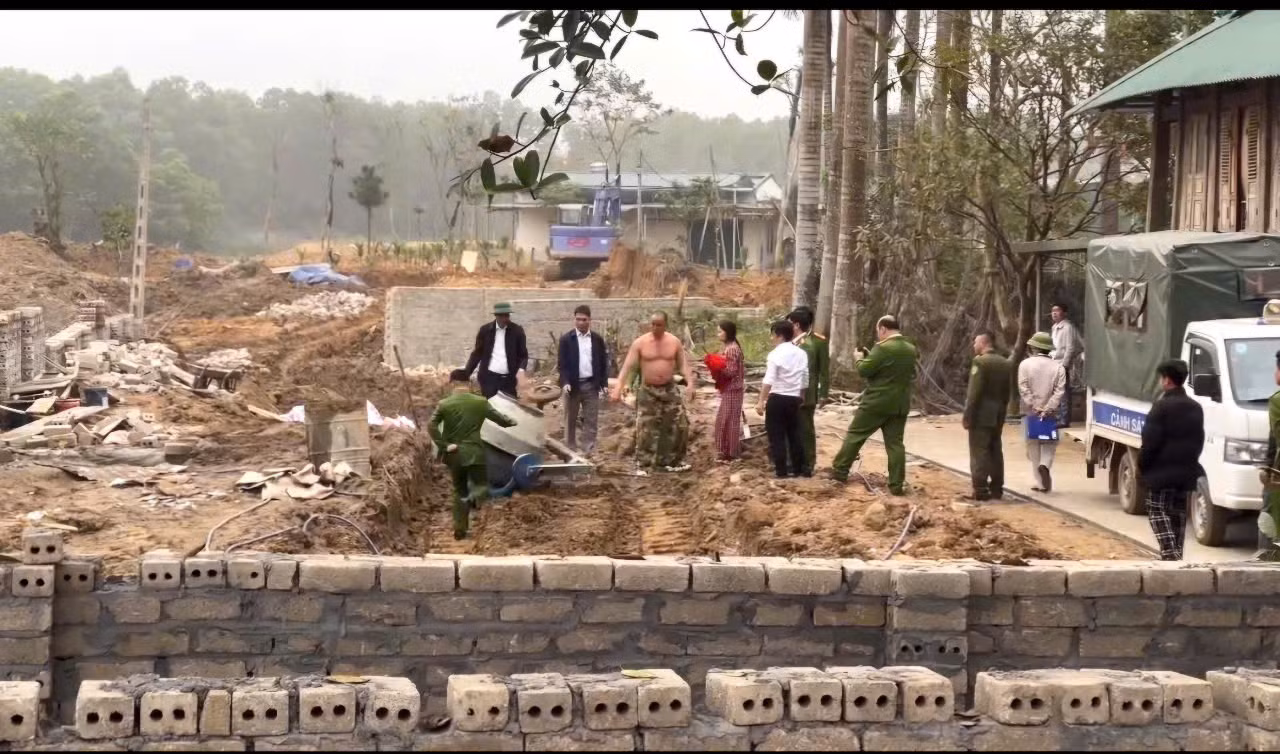 Cơ quan chức năng đến làm việc thì bị vợ chồng đối tượng Nguyễn Xuân T. chống đối