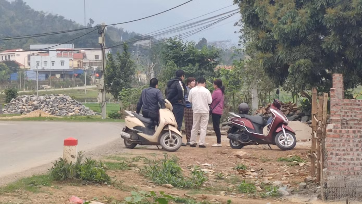 Cò dẫn khách đi xem đất tại khu vực Hòa Lạc Cò dẫn khách đi xem đất tại khu vực Hòa Lạc