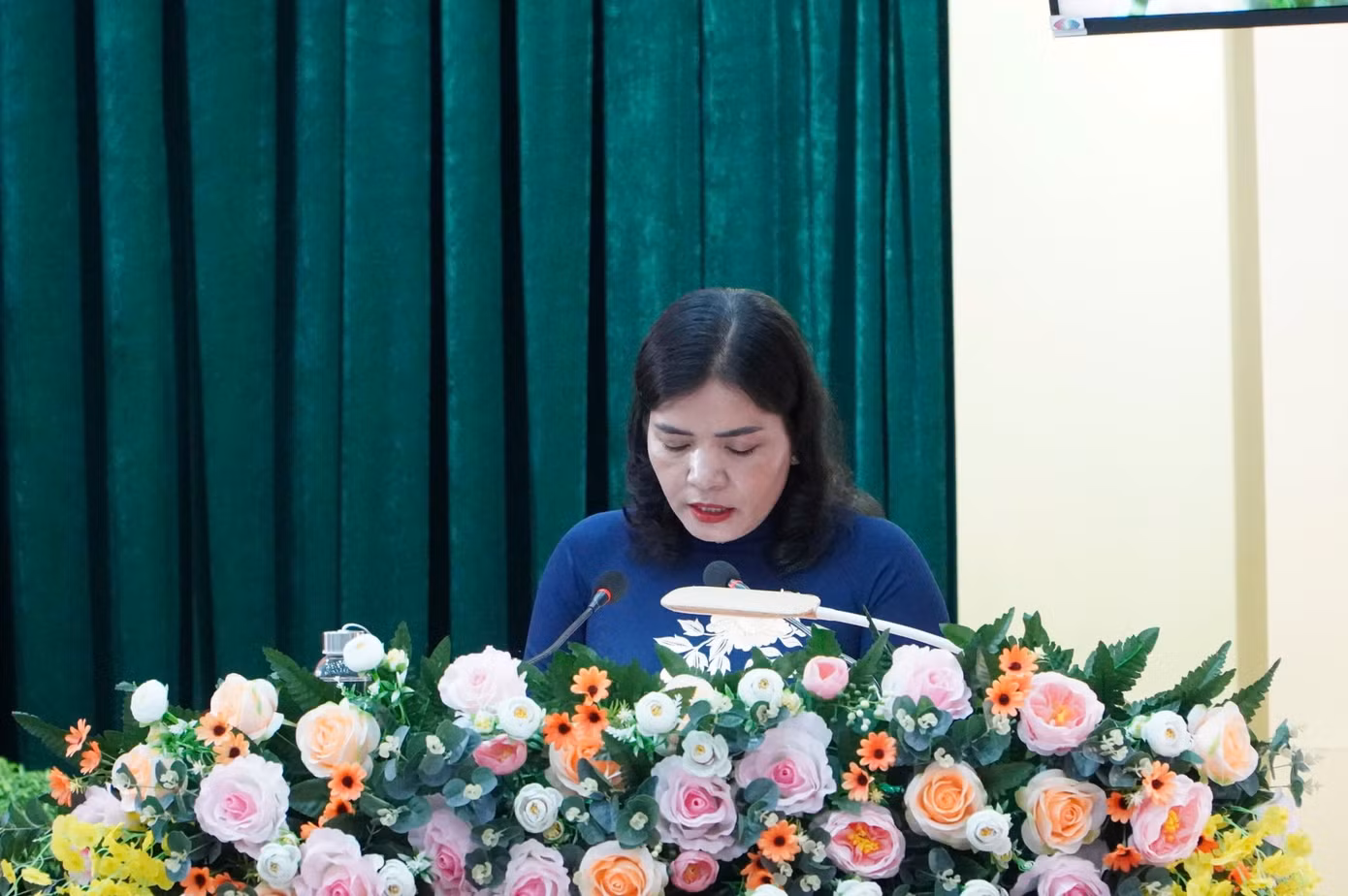 Bà Y Ngọc, Phó Chủ tịch UBND tỉnh Kon Tum phát biểu tại kỳ họp