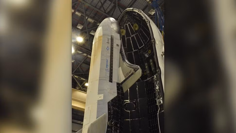 Tàu vũ trụ X-37B trước sứ mệnh thứ sáu. (Ảnh: Không quân Hoa Kỳ)