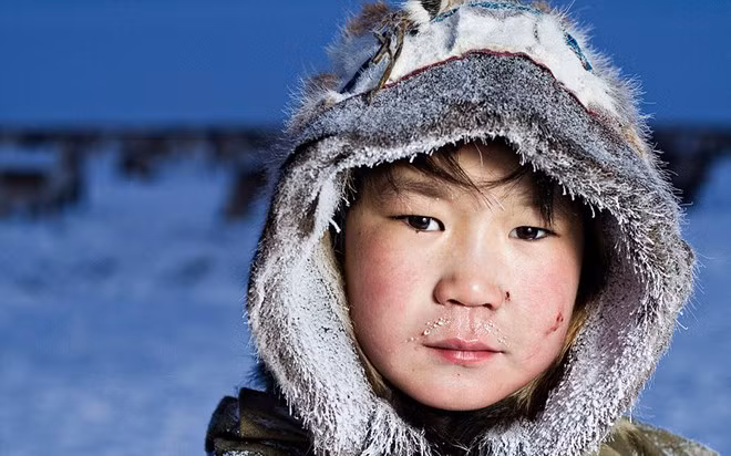 Đôi má hồng vì lạnh của bé trai tại vùng Chukotka. Bộ tộc Inuit không liên lạc với thế giới hiện đại. Lối sống của họ hầu như không thay đổi từ nhiều năm nay. Ảnh: Sash Leahovcenco