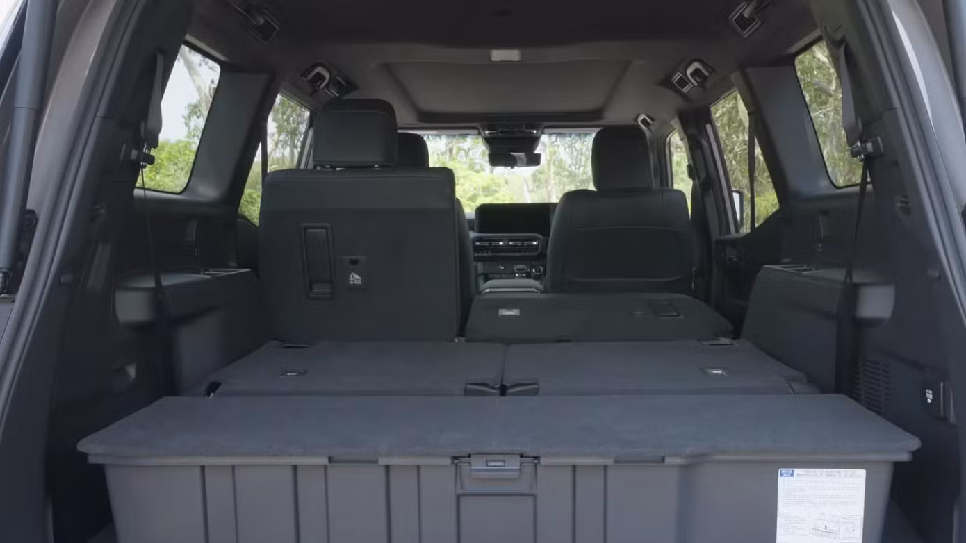 So sánh khoang hành lý của Toyota Prado bản 7 chỗ với bản 5 chỗ. Ảnh: Drive