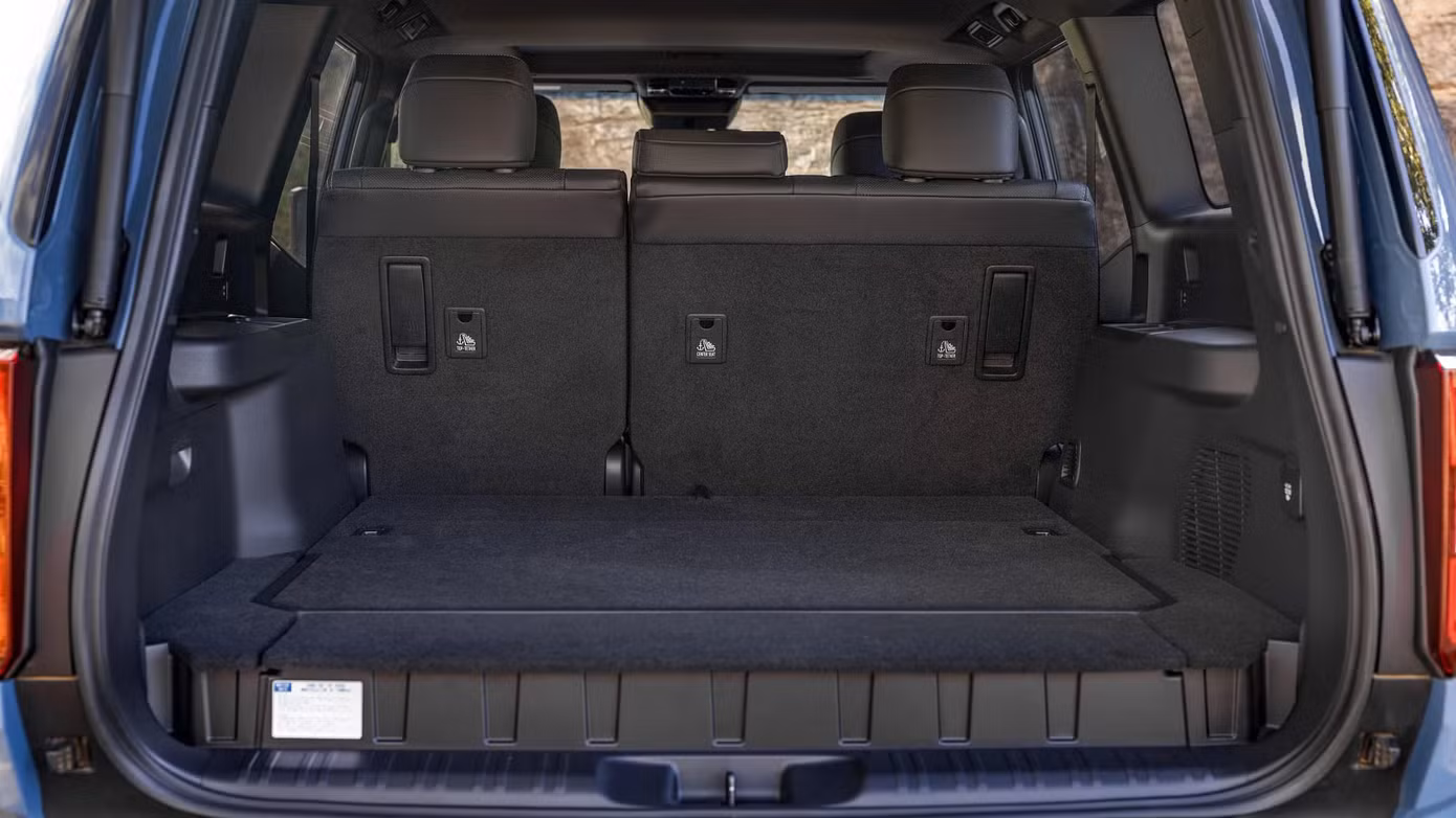 So sánh khoang hành lý của Toyota Prado bản 7 chỗ với bản 5 chỗ. Ảnh: Drive