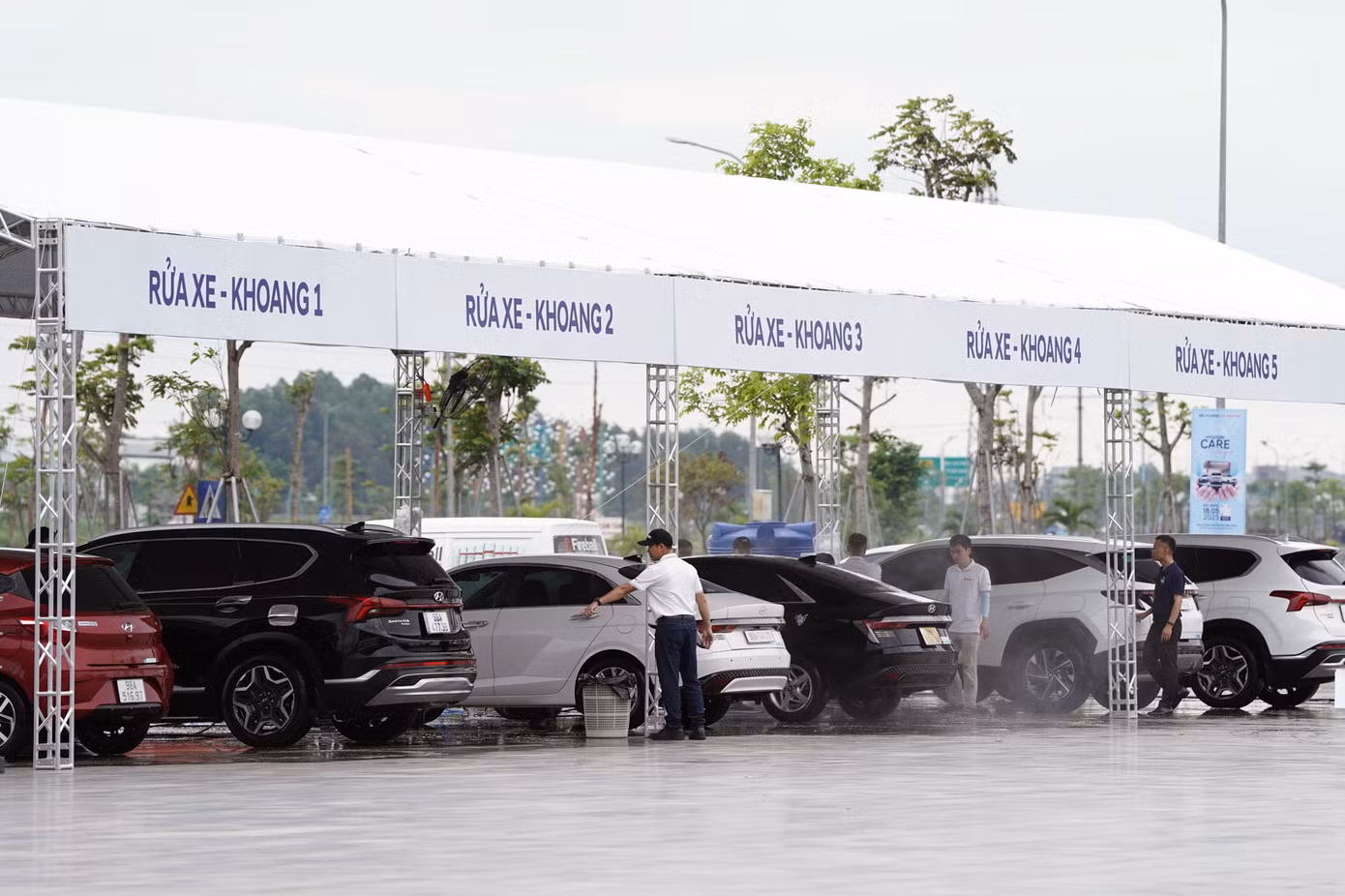 Xe của khách hàng Hyundai trong khu vực kiểm tra, được chăm sóc kỹ càng bởi đội ngũ kỹ thuật viên. Ảnh: HTV