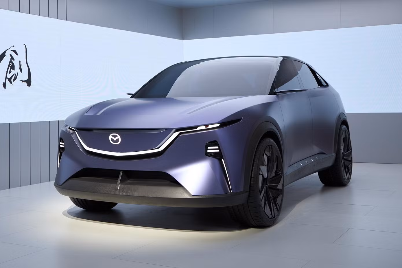 Mazda EZ-60 là phiên bản thương mại phát triển từ concept Arata.