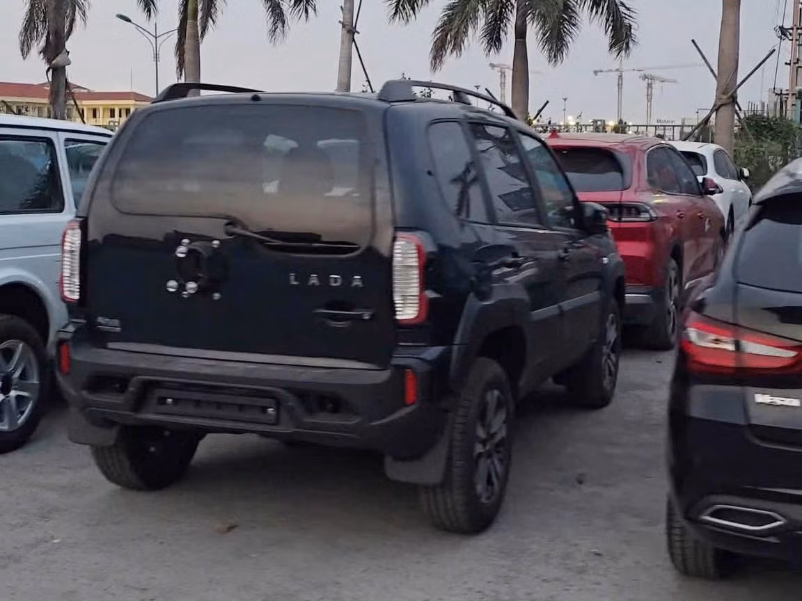 Lada Niva Travel có thiết kế 5 cửa cùng kích thước lớn hơn Niva. Lada Niva Travel có thiết kế 5 cửa cùng kích thước lớn hơn Niva.