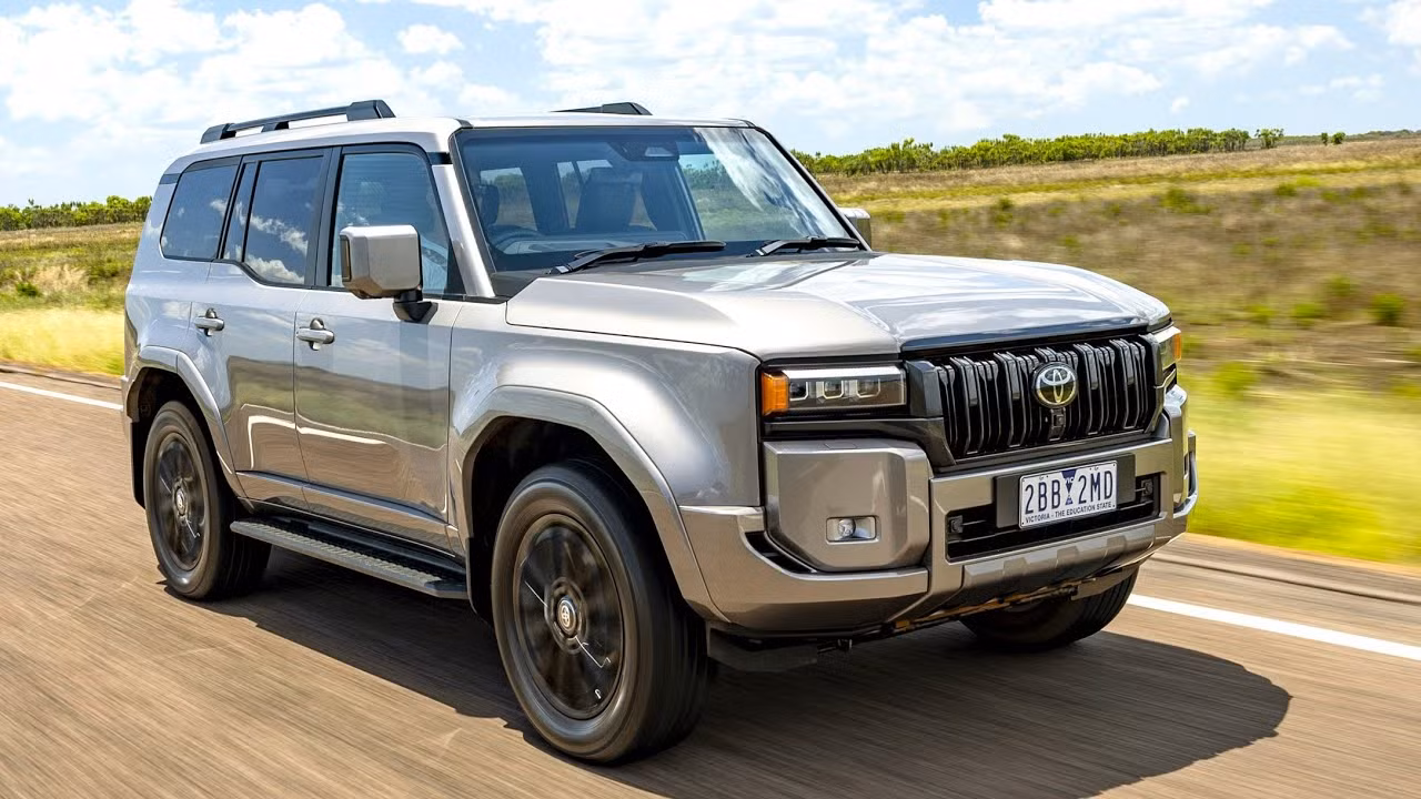 Toyota Land Cruiser Prado bản cao cấp Kakadu tại Australia có mặt trước giống với mẫu xe đang bán tại Việt Nam.