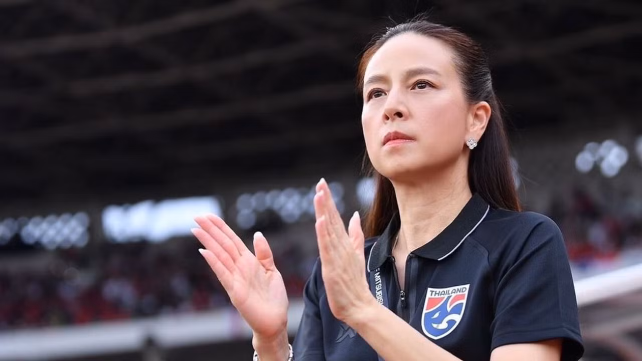 Nualphan Lamsam hay Madam Pang hiện là Chủ tịch Liên đoàn Bóng đá Thái Lan (FAT). Ngoài vai trò người phụ nữ quyền lực nhất bóng đá xứ chùa Vàng, Madam Pang còn được biết đến với tư cách là tỷ phú với khối tài sản ước tính lên tới 100 tỷ USD.