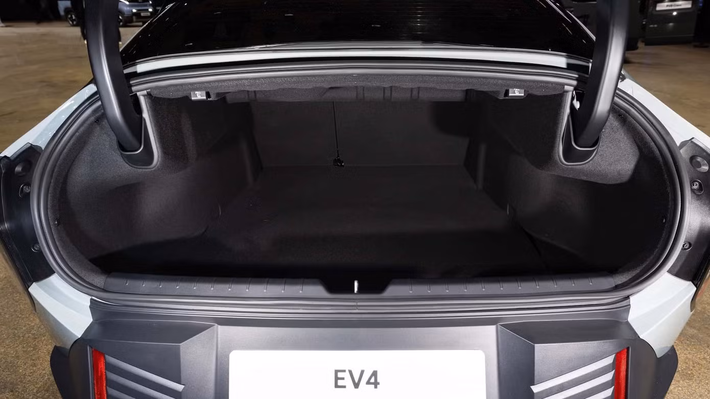 So sánh khoang hành lý của hai phiên bản sedan và hatchback.