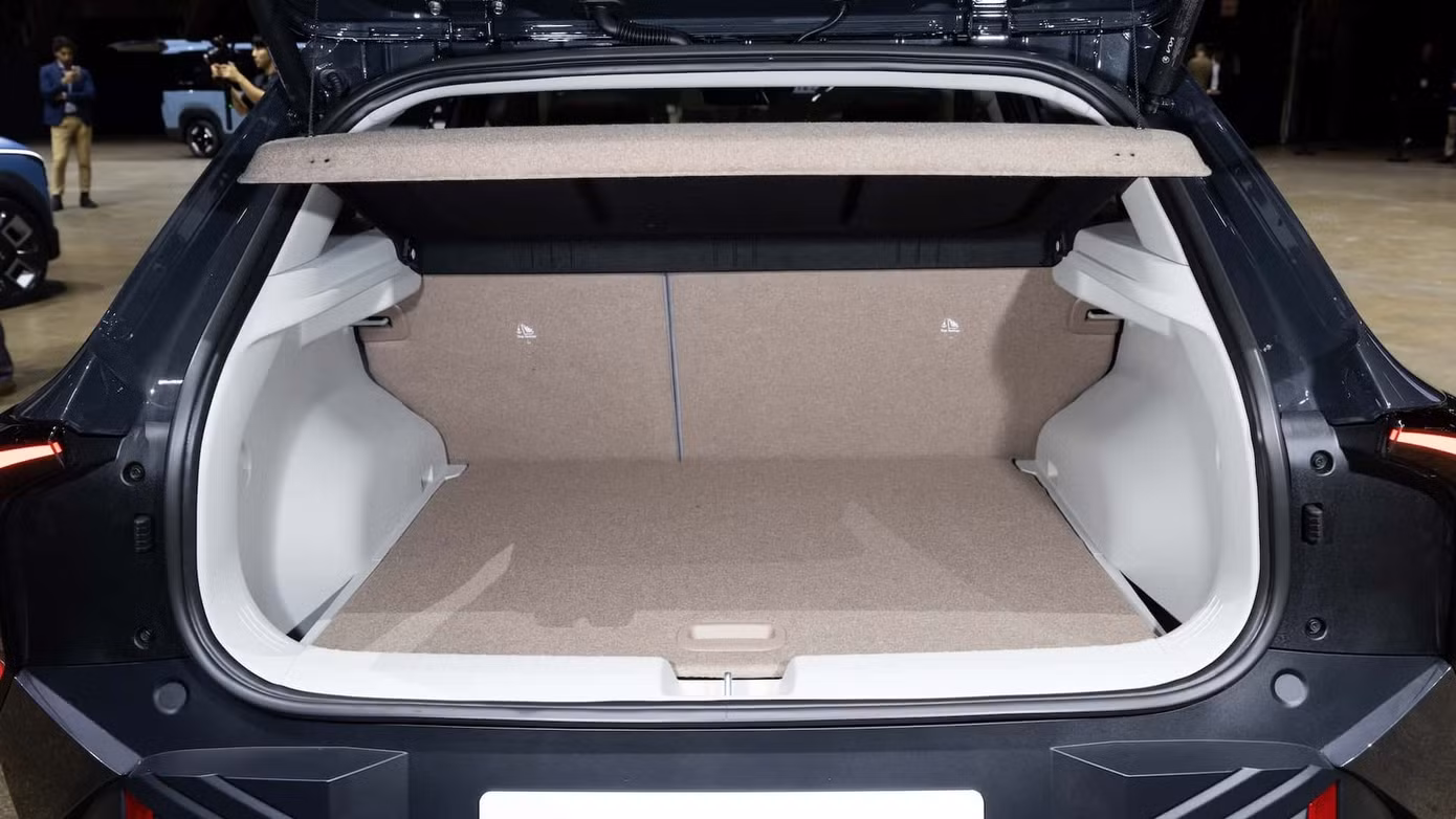 So sánh khoang hành lý của hai phiên bản sedan và hatchback.