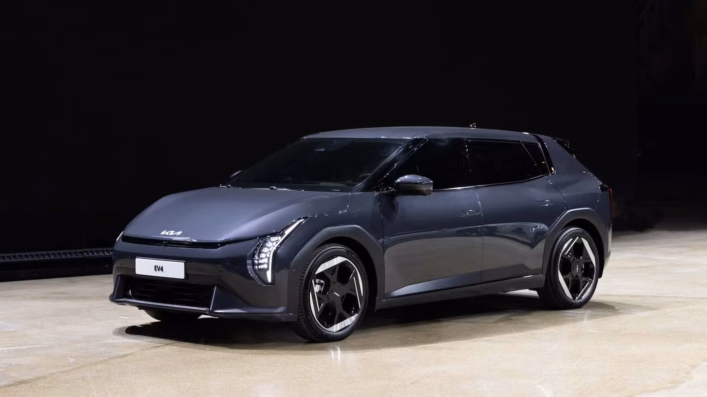 Kia EV4 phiên bản sedan và hatchback có thiết kế mặt trước tương đồng, khác biệt chủ yếu nằm ở đuôi xe.