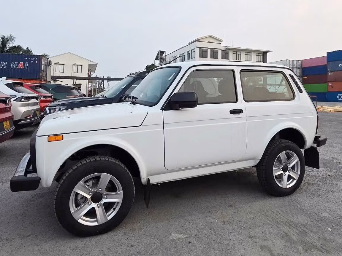 SUV cỡ nhỏ 2 cửa Lada Niva. SUV cỡ nhỏ 2 cửa Lada Niva.