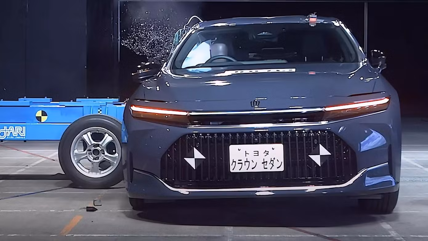 Toyota Crown Sedan là mẫu xe an toàn nhất được NASVA của Nhật Bản thử nghiệm vào năm 2024.