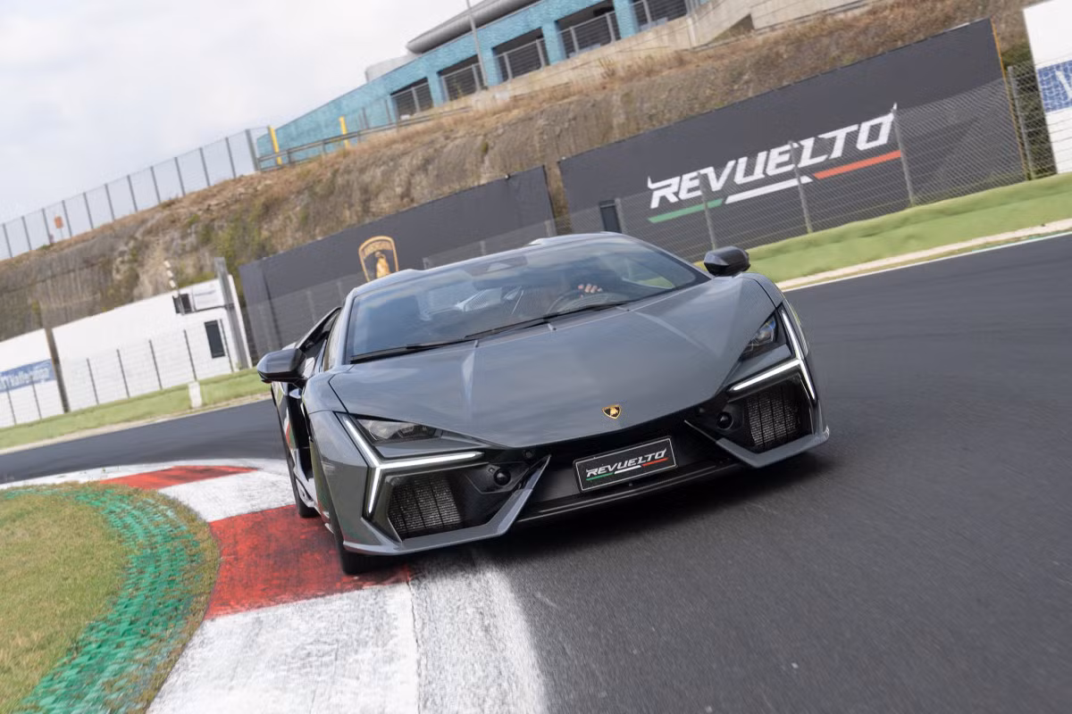 Revuelto là mẫu xe hybrid cắm sạc đầu tiên của Lamborghini.