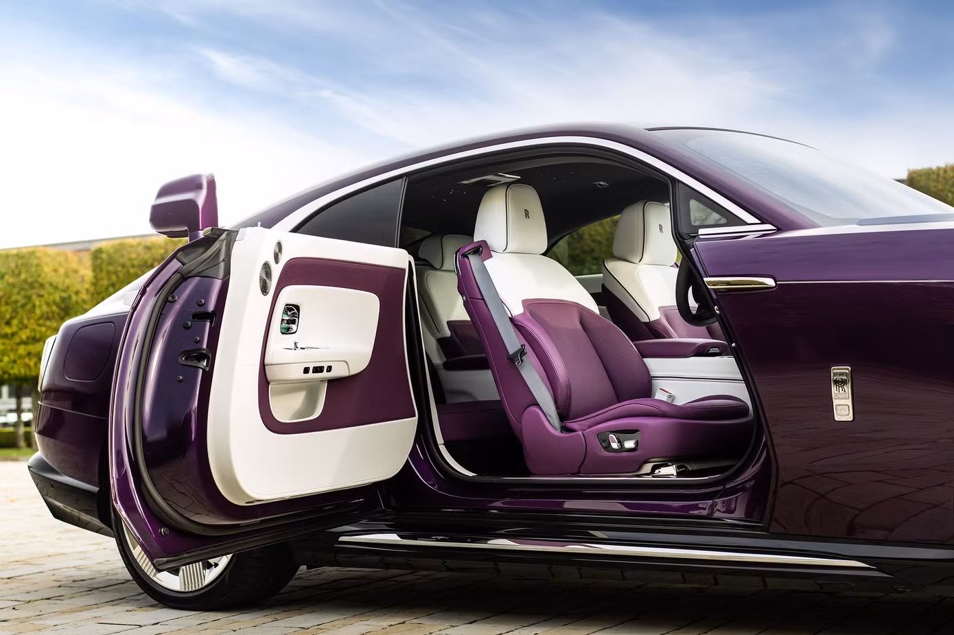 Rolls-Royce Spectre là mẫu xe thuần điện đầu tiên của thương hiệu Anh quốc. Xe mang dáng coupe 2 cửa và có cấu hình ghế 2+2.