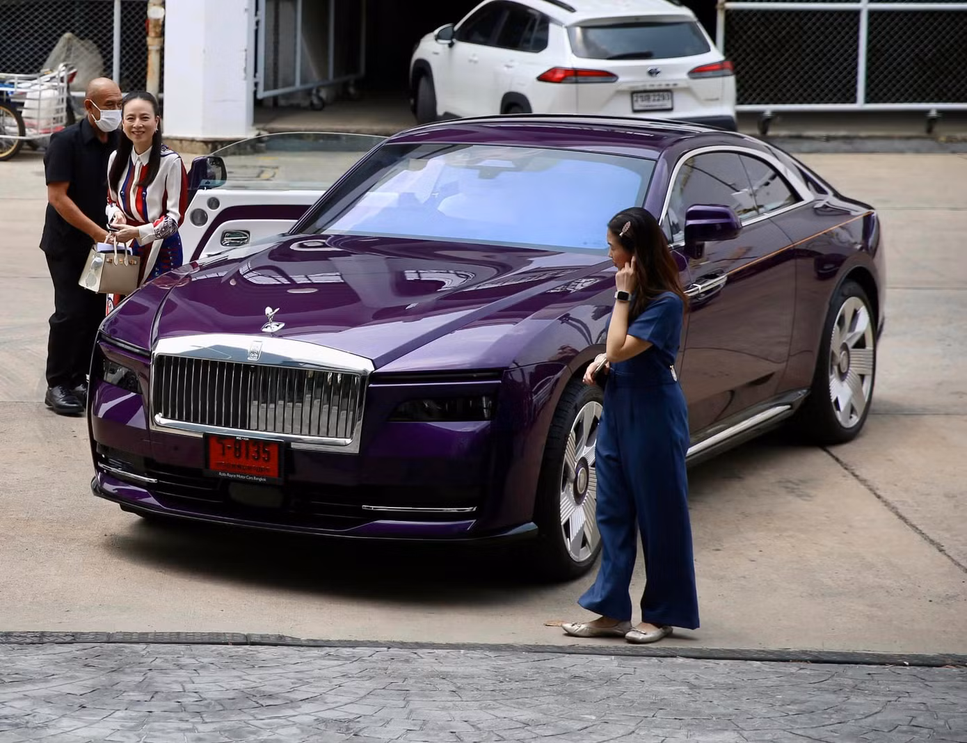 Chiếc xe siêu sang này từng được bà sử dụng khi đến thăm doanh trại đội tuyển Thái Lan ở vòng loại 3 World Cup 2026 hồi tháng 6/2024.